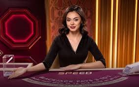 Pengguna memeriksa nominal deposit mobile